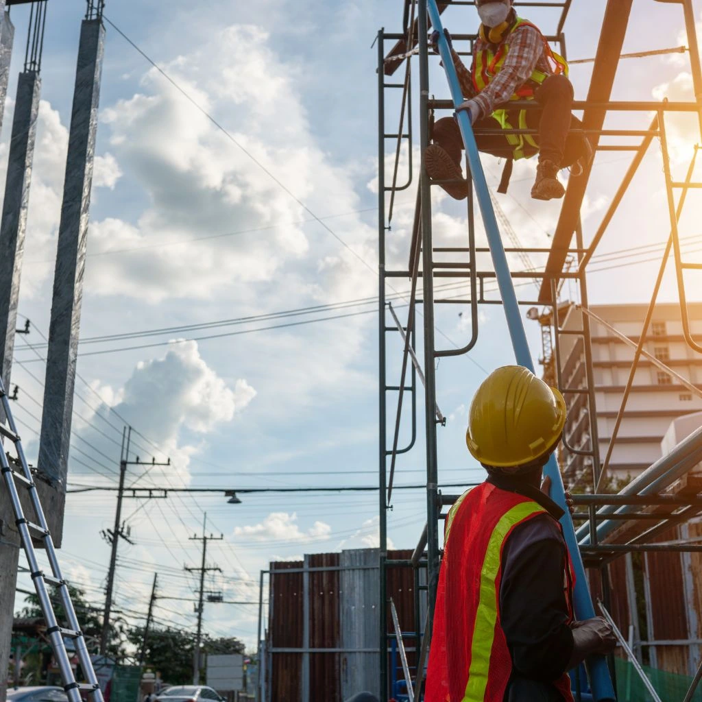 Dos hombres haciendo una obra. Hace referencia a que es abogado para sector de la construcción